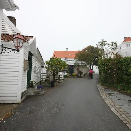 Old Town Apartment *